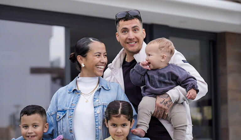 Julia en IJbrent poseren met hun kinderen voor hun villa in Benidorm in aflevering 12 van Steenrijk Straatarm 2025