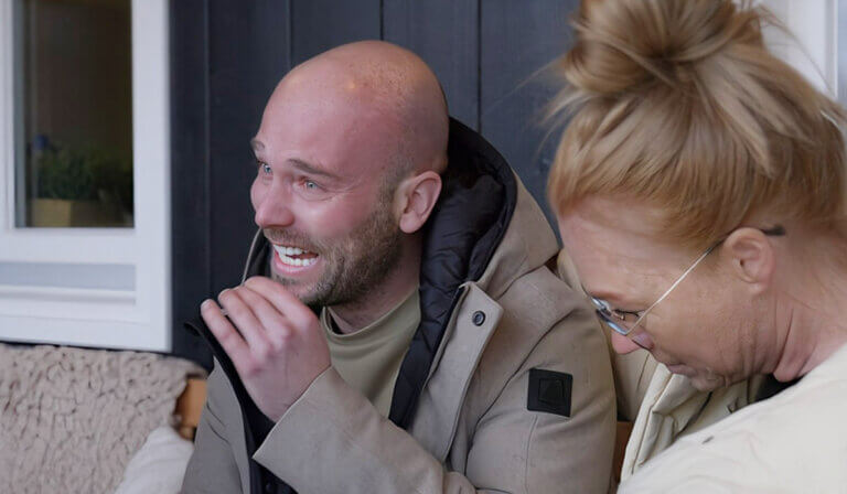 Stefan tijdens het koppelsweekend van MAFS 2025, geëmotioneerd na breuk met Dennis. Mariska troost hem in aflevering 15 van Married at First Sight.