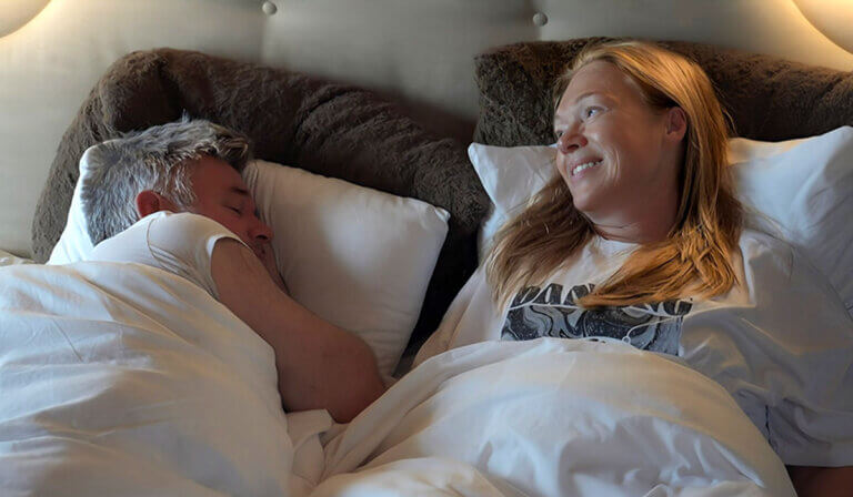 MAFS 2025 koppel Peter en Mariska in bed tijdens Married at First Sight