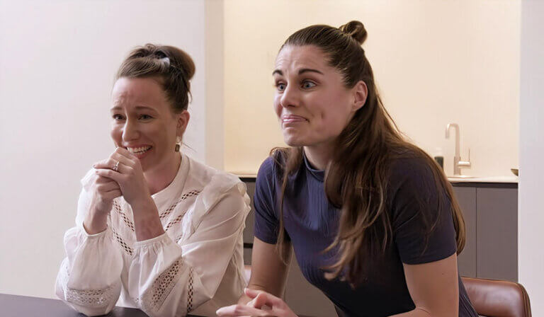 Deelnemers Sharon en Nadine overmant door emoties in hun flipwoning in Pijnacker in aflevering 5 van De Moeite Waard.