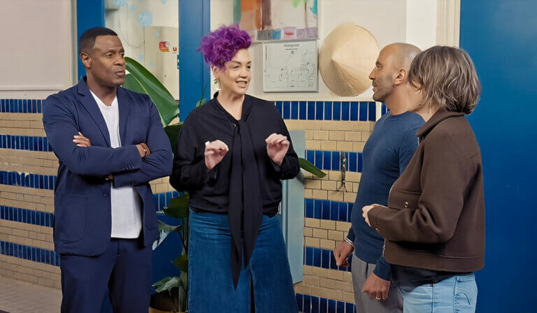 Het team van experts van seizoen 1 van het RTL4-programma Uit de Schulden, v.l.n.r. presentator John Williams, jobcoach Samantha Bezemer, lifestylecoach en kickbokser Youssef Akhnikh en budgetcoach Eef van Opdorp.