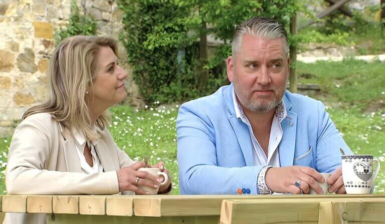 Karin (links, de vriendin van Eveline) en Bart (rechts) zitten in de tuin in aflevering 25 van B&B Vol Liefde.