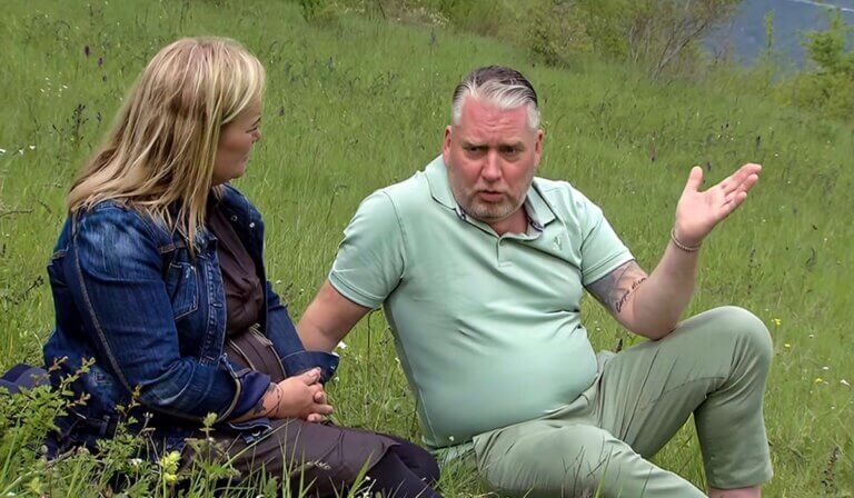 In Italië zitten Eveline (links) en Bart uit Blaricum (links) in het gras te praten tijdens aflevering 21 van B&B Vol Liefde.